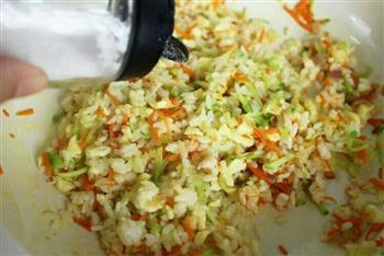 换个方式做米饭，孩子食欲真的大增了蔬菜虾仁蛋炒饭的做法步骤11
