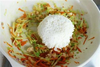 换个方式做米饭，孩子食欲真的大增了蔬菜虾仁蛋炒饭的做法步骤9