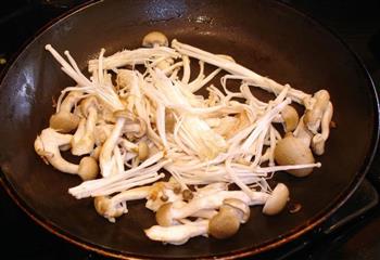 三文鱼烩双菇的做法步骤4