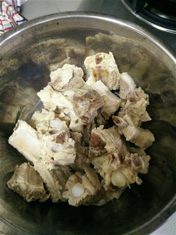 红烧排骨闷土豆的做法步骤1