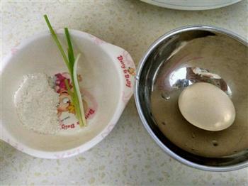 宝宝元气早餐，葱花鸡蛋饼的做法步骤1