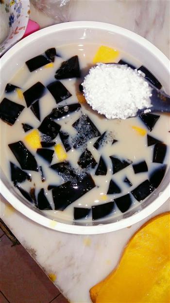 夏日冰爽芒果椰汁黑凉粉甜品的做法步骤5
