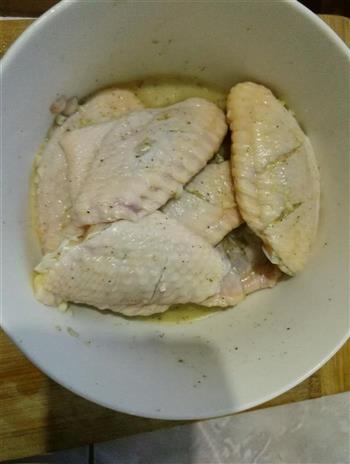 黑椒盐煎鸡翅的做法步骤1