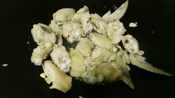 香菇焖鸡翅的做法步骤5