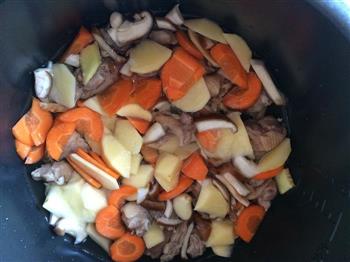 香菇胡萝卜土豆焖鸭肉的做法步骤3