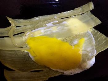 鸡蛋蛋肉松姜母鸭腱烤冷面的做法图解3