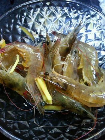 超简单的蒜蓉粉丝蒸虾的做法步骤2
