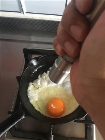早餐面包片加煎蛋的做法步骤3