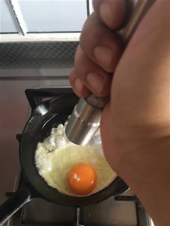 早餐面包片加煎蛋的做法步骤4
