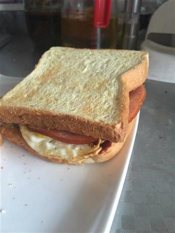 早餐面包夹煎蛋的做法步骤12