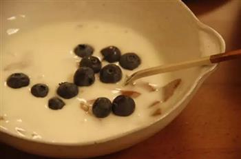 山楂蓝莓炒酸奶的做法步骤3
