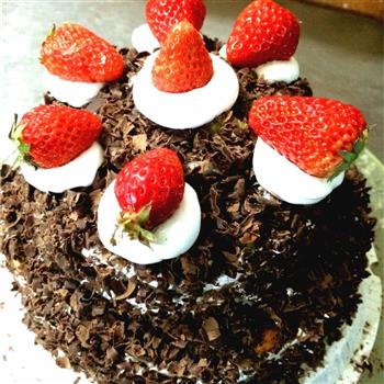 草莓黑森林蛋糕的做法步骤1