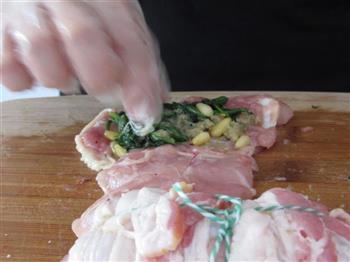 看西餐如何烹饪大鱼大肉-培根鸡肉菠菜卷的做法图解3