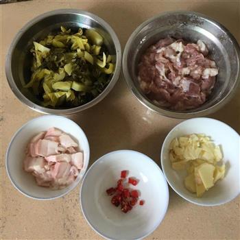 超简单家常菜-酸菜炒肉片的做法步骤1