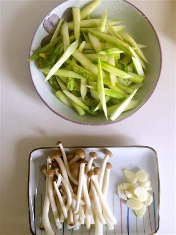 宝宝辅食-芦笋烧鲜菌、香煎银鳕鱼配杂粮饭的做法步骤1
