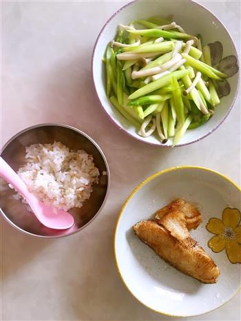 宝宝辅食-芦笋烧鲜菌、香煎银鳕鱼配杂粮饭的做法图解6