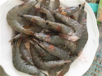夏日撸串喽洞庭盐焗串烤虾的做法图解1