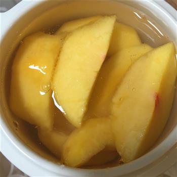 糖水黄桃罐头的做法步骤2