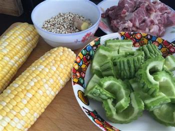 苦瓜玉米薏仁排骨汤的做法图解2