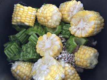 苦瓜玉米薏仁排骨汤的做法图解3