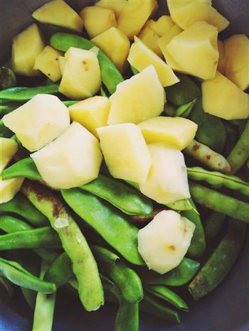东北豆角炖土豆玉米的做法步骤1
