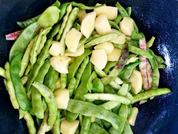 东北豆角炖土豆玉米的做法步骤4