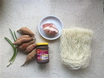 地瓜虾酱汤粉干的做法步骤1