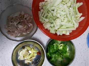 花菜炒肉的做法步骤1