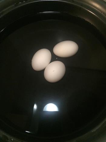 水煮白鸽蛋的正确方法的做法步骤1