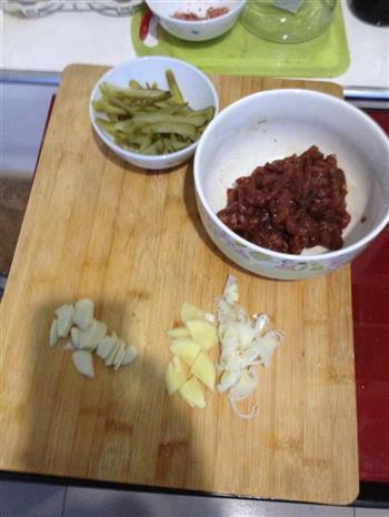 酸黄瓜炒肉的做法步骤3