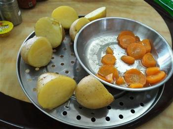 鸡丝胡萝卜土豆泥的做法步骤1