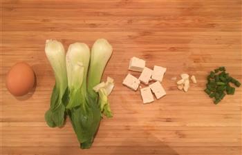 超简易青菜豆腐鸡汤面的做法步骤1