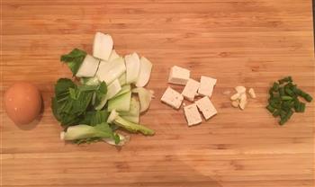 超简易青菜豆腐鸡汤面的做法步骤2