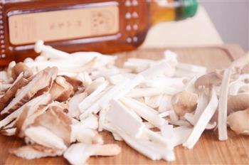 围山公社浏阳菜-茶油焖杂菌的做法图解1