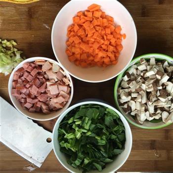 培根火腿蔬菜蛋炒饭的做法步骤2