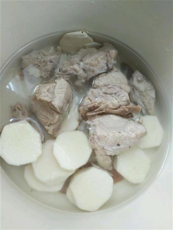 固本培元红参淮山排骨汤的做法步骤3