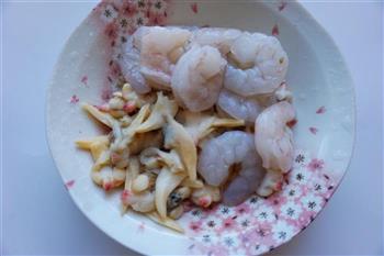 紫米海鲜饭的做法步骤2