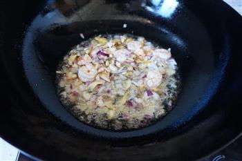 紫米海鲜饭的做法步骤5