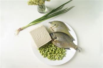 毛豆豆腐炖鱼的做法图解1
