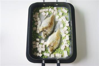 毛豆豆腐炖鱼的做法步骤10