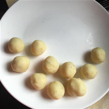香喷喷的炸土豆丸子的做法步骤3