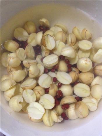 莲子百合银耳红豆汤的做法步骤1