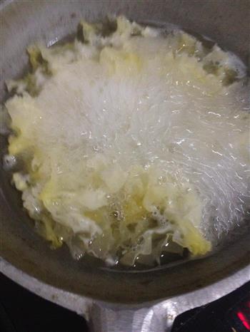 莲子百合银耳红豆汤的做法步骤2