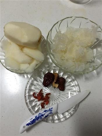 鸭梨银耳红枣枸杞汤的做法步骤1