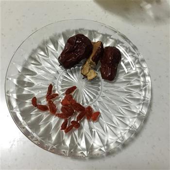 鸭梨银耳红枣枸杞汤的做法步骤4