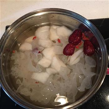 鸭梨银耳红枣枸杞汤的做法步骤5
