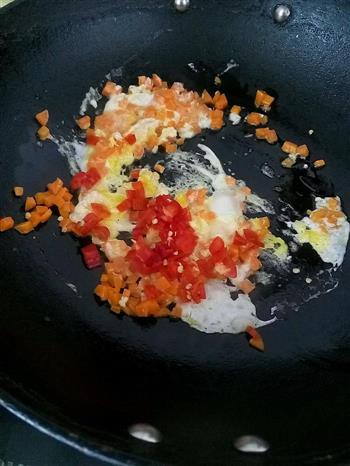 红椒火腿鸡蛋炒饭的做法步骤3