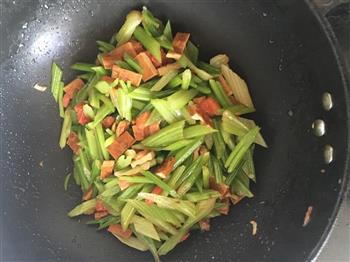 清爽芹菜炒豆干的做法步骤5