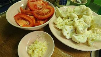快手番茄炒菜花的做法步骤1