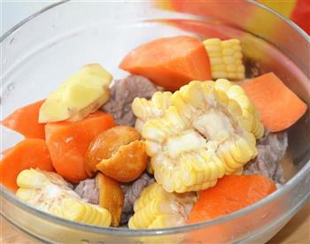 胡萝卜玉米排骨汤的做法图解10